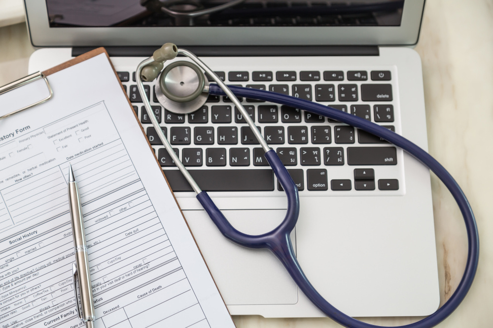 top-view-laptop-with-stethoscope